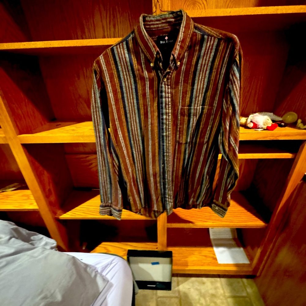 Vintage button up shirt amazing colors really pops. Dress up or dress down.